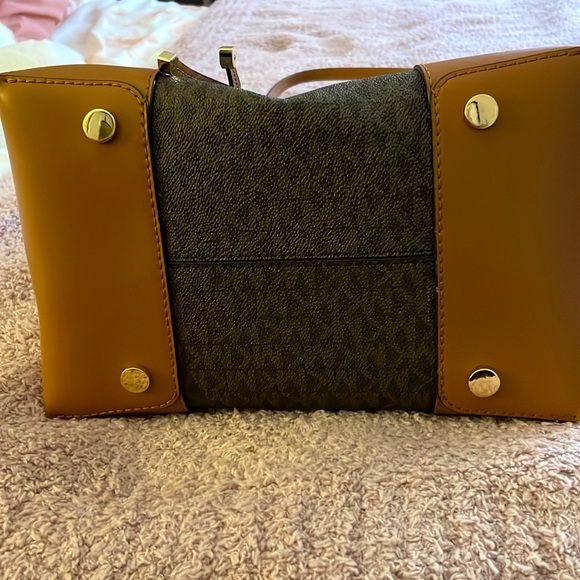 Michael Kors Bucket Bag - Picture 3 of 4